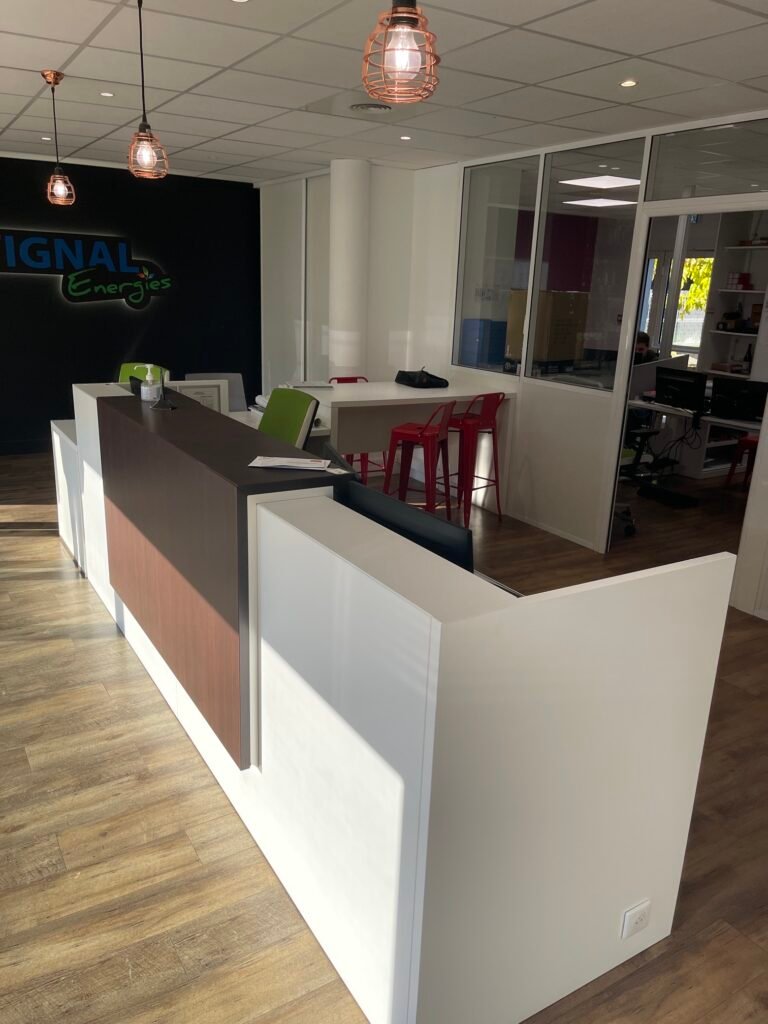Avant réaménagement : l'espace d'accueil avec banque d'accueil et chaises rouges